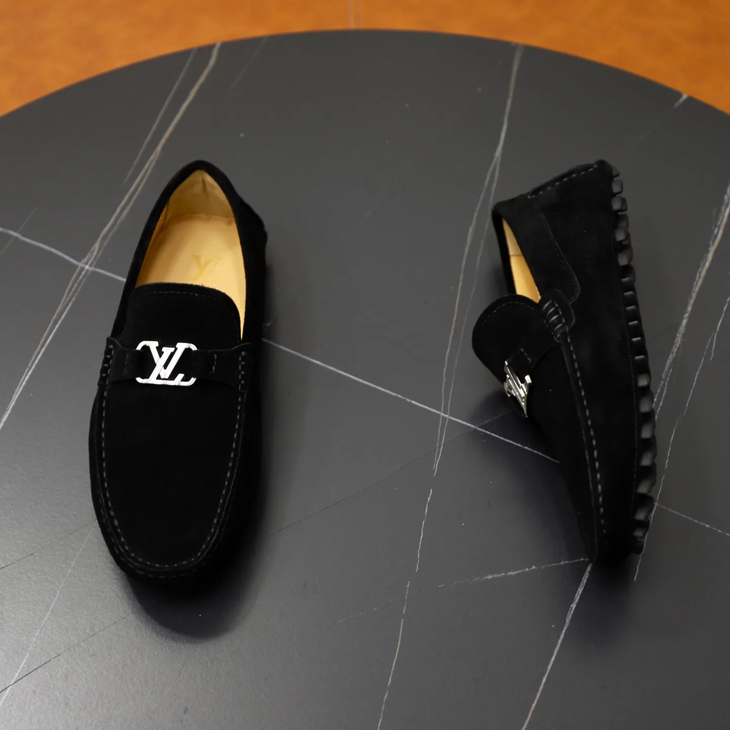 Ex-factory price: 480💰【LV】Louis Vuitton ⚠️High-end men’s driving and pedal series ⚠️38-44 (customized for 45) ⚠️All original cowhide leather! Thick and soft! Made entirely of calfskin lining! The latest non-slip beanie sole! Three-dimensional package technology! Fashionable and classic! Handicrafts! Original high quality! Feel free to compare!